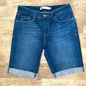 Womens Blue Levi’s Jean Shorts Size 6